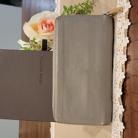 Authentic Louis Vuitton Suhali zippy wallet - Picture 2 of 10